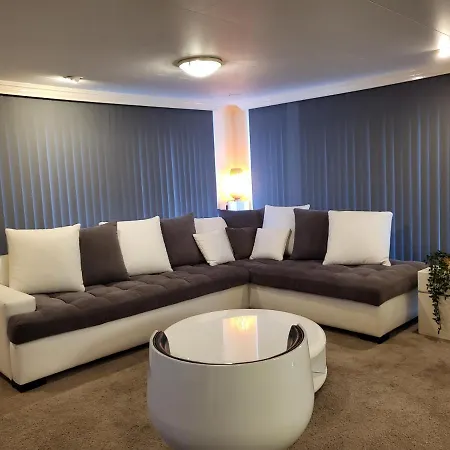 Villa Deluxe *